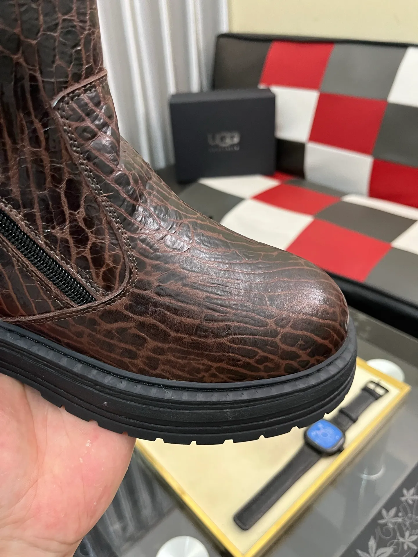 Ex-factory price: 680⌚️⌚️Thick wool imported from Australia Brand: UGG genuine purchasing agent Size: 39-44 (45 customized) Grade: Official website 1:1 Material: First layer of genuine leather waterproof and antifreeze upper Real wool lining Original non-slip and wear-resistant outsole Style category: Men's casual shoes Trendy style Comfortable on the feet Color: Official website color synchronization
